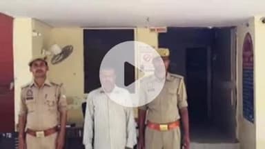 पलिया: संपूर्णा नगर थाना पुलिस ने आबकारी अधिनियम के मामले में वांछित अभियुक्त को गांव से किया गिरफ्तार