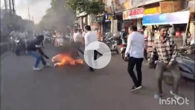 नीमच नगर: कैबिनेट मंत्री कैलाश विजयवर्गीय के बयान पर बवाल, कांग्रेस कार्यकर्ताओं ने नीमच में फूंका पुतला