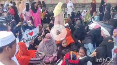 नीमच नगर: 'आई लव मुहम्मद' पर नीमच में बवाल, सड़कों पर प्रदर्शन, बच्चे और महिलाएं पोस्टर लेकर उतरीं