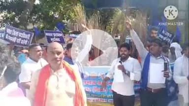 बक्सर: आजाद समाज पार्टी के नेतृत्व में सफाई कर्मियों ने शोषण के खिलाफ समाहरणालय पर झाड़ू के साथ किया प्रदर्शन