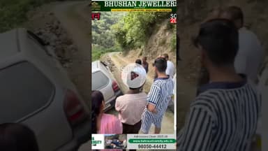 सोलन जिला के कीमूघाट से ओगली रोड पर एक कार खाई में गिरने से बच गई ।#solan #car #road #driver #safe