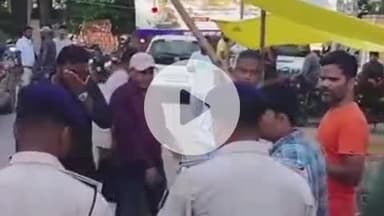 मुशहरी: नगर निगम परिसर में प्रदर्शनकारियों का हंगामा, नगर आयुक्त की गाड़ी के आगे लेटे