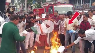 खंडवा नगर: खंडवा में हंगामा: विजयवर्गीय का पुतला फूंका, कांग्रेस ने खुद जला डाला अपना झंडा