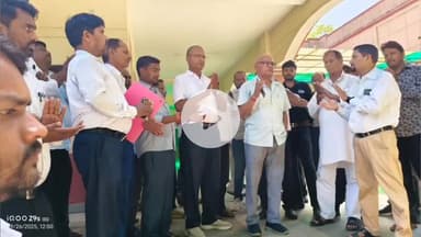 कप्तानगंज: कप्तानगंज तहसील में अधिवक्ताओं ने 5 सूत्री मांगों को लेकर राज्यपाल व सीएम को संबोधित ज्ञापन तहसीलदार को सौंपा