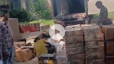 बक्सर: यूपी-बिहार बॉर्डर पर उत्पाद पुलिस ने कंटेनर से भारी मात्रा में शराब पकड़ी, फर्नीचर में छुपा कर ला रहे थे