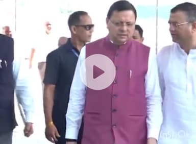 देहरादून: सीएम धामी ने देहरादून नगर निगम द्वारा खरीदी गई दो रोड स्वीपिंग वाहनों को दिखाई हरी झंडी