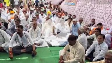 लाडपुरा: किसान संघ ने संभागीय आयुक्त कार्यालय के बाहर मंडियों के घेराव के लिए 8 चेतावनी के तहत किया प्रदर्शन