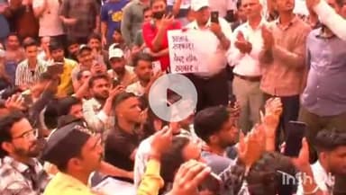 देहरादून: पेपर लीक प्रकरण मामले में प्रदर्शन कर रहे युवाओं से डीएम और एसएसपी ने की मुलाकात