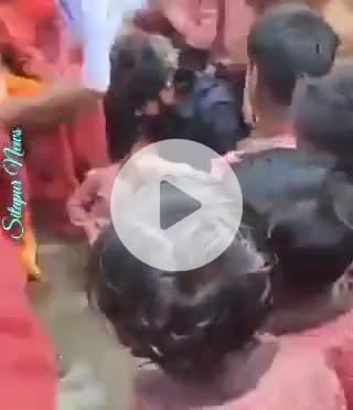 *सीतापुर BSA और हेडमास्टर विवाद पर छात्रों का प्रदर्शन*

 गुरुजी के इंतजार में तीन दिन से धरने पर बैठे बच्चे #irfansk