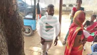 झाझा: खलासी मुहल्ला समीप रेलवे पुल के पास बाइक के चकमा देने से ई-रिक्शा पलटा, चालक सहित 3 लोग घायल