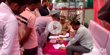 बागपत: कोतवाली बागपत परिसर में आयोजित थाना समाधान दिवस में SDM ने फरियादियों की समस्याएं सुनकर निस्तारण का आश्वासन दिया