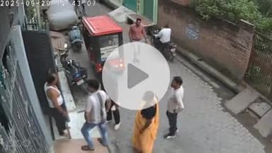 झांसी: शीतल कॉलोनी नई बस्ती में घर में घुसकर दबंगों ने व्यक्ति के साथ बेल्ट और लात-घूंसे से की मारपीट, घटना CCTV में कैद