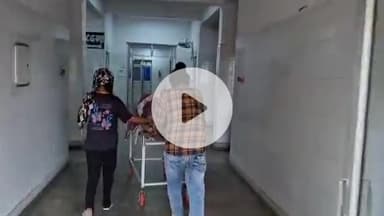 मुरादाबाद: मझोला थाना क्षेत्र में रितिक नाम के युवक ने एक महिला सहित तीन लोगों पर खुद पर पेट्रोल डालकर आग लगाने का आरोप लगाया