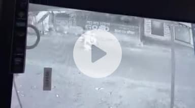 झांसी: बड़ागांव गेट के बाहर टहलने निकले बुजुर्ग को स्कूटी सवारों ने मारी टक्कर, घटना CCTV में कैद, पुलिस तलाश में जुटी