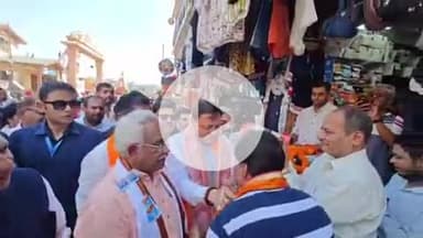 हरिद्वार: मुख्यमंत्री पुष्कर सिंह धामी ने हरकी पैड़ी के पास व्यापारियों से संवाद किया, GST की दरों में छूट के बाद फीडबैक लिया