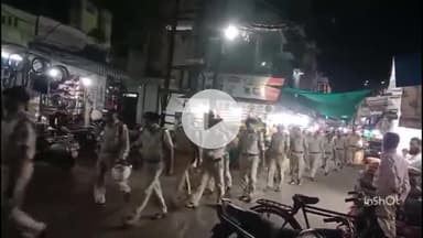 आगामी त्योहारों को देखते हुए महू पुलिस ने निकाला फ्लैग मार्च