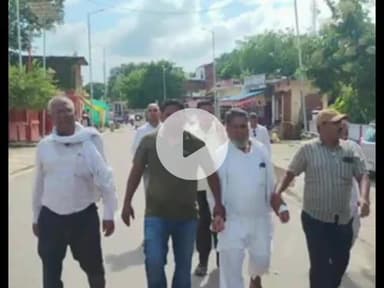 प्रतापगढ़: विजिलेंस टीम ने मांधता थाने के बगल एक दुकान से कानूनगो को घूस लेते रंगे हाथों पकड़ा