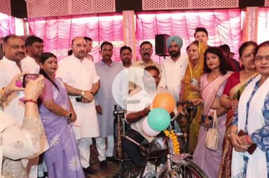 रामपुर: गांधी समाधि के निकट निजी होटल में सेवा पखवाड़ा, यूपी सरकार के कृषि राज्य मंत्री ने दिव्यांगजनों को बांटी ट्राई साइकिल