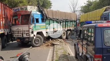 धनौरा: गजरौला में तेज रफ्तार ट्रक डिवाइडर से टकराने के बाद स्कूटी सवार से टकराया, बड़ा हादसा टला, एक घायल