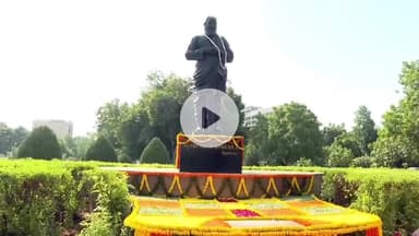 ગાંધીનગર: વિઠ્ઠલભાઈ પટેલની ૧૫૨મી જન્મજયંતી નિમિત્તે પુષ્પાંજલિ અર્પણ કરતા વિધાનસભા અધ્યક્ષ શંકરભાઈ ચૌધરી