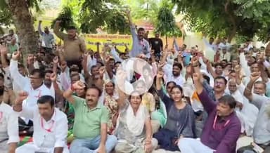 रामपुर: किसान सेवा सहकारी समिति के सचिव ने AR कोऑपरेटिव को उनके पद से हटाने की मांग को लेकर विकास भवन में धरना दिया