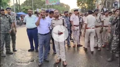 गिरिडीह: दुर्गा पूजा शांति से कराने हेतु डीसी रामनिवास यादव व एसपी डॉ. विमल कुमार ने शहरी क्षेत्र में निकाला फ्लैग मार्च