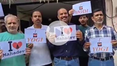 मुरादाबाद: कटघर थाना क्षेत्र में आई लव योगी-आई लव मोदी के पोस्टर लेकर मंदिर पहुंचे लोग