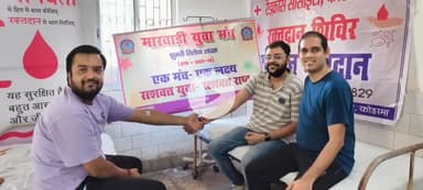 कोडरमा: जिला प्रशासन एवं नगर परिषद द्वारा सामुदायिक स्वास्थ्य केंद्र में रक्तदान शिविर का आयोजन