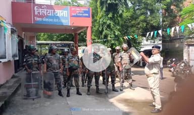 कोडरमा: दुर्गा पूजा त्यौहार के दौरान विधि व्यवस्था बनाए रखने के लिए पुलिस पदाधिकारी ने तिलैया थाना में पुलिस बल को किया ब्रीफिंग