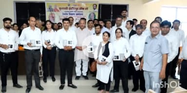 बागपत: फूलवती ला कॉलेज टटीरी में आयोजित टेबलेट वितरण समारोह में सांसद डा. राजकुमार सांगवान ने 100 विद्यार्थियों को बांटे टेबलेट