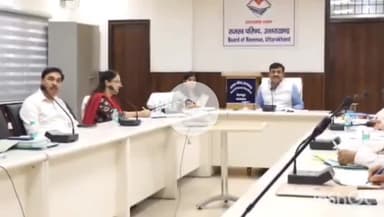 देहरादून: मुख्य सचिव आनंद बर्द्धन ने राजस्व परिषद सभागार में जिलाधिकारियों के साथ राजस्व वादों की की समीक्षा