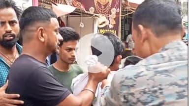 मेदिनीनगर (डालटनगंज): पंचमुहान के पास महिला से सोने की चेन छीनकर भाग रहे युवक को दुकानदारों ने पकड़कर पुलिस को सौंपा