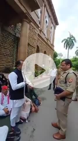 इलाहाबाद झांसी खंड स्नातक MLC डॉ मानसिंह यादव और पुलिस की बीच जोक झोंक