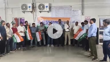 सागर नगर: रेल्वे कॉलोनी के बीच रनिंग रूम बनाए जाने पर यूनियन असहमत, रेलवे स्टेशन के प्लेटफॉर्म नंबर एक पर किया प्रदर्शन