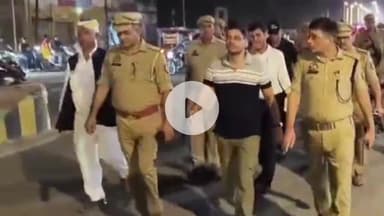 रामपुर: शनिवार को सिविल लाइन क्षेत्र में जिलाधिकारी जोगिंदर सिंह और पुलिस अधीक्षक विद्यासागर मिश्र ने संयुक्त पैदल गश्त की