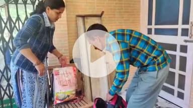 बंजार: समाजसेवी सरबजीत सिंह बॉबी ने बंजार क्षेत्र की धाऊगी पंचायत में बांटी राहत सामग्री