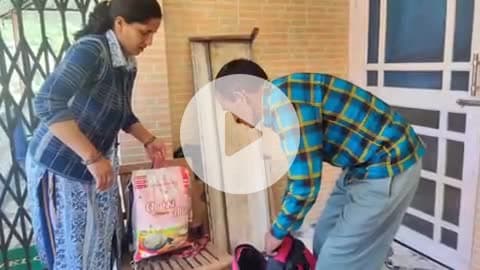 बंजार: समाजसेवी सरबजीत सिंह बॉबी ने बंजार क्षेत्र की धाऊगी पंचायत में बांटी राहत सामग्री