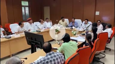 चूरू: जिला परिषद् सभागार में DMFT बैठक में विधायक हरलाल सहारण और मनोज न्यांगली के बीच नोकझोंक हुई, सांसद राहुल कस्वां रहे मौजूद