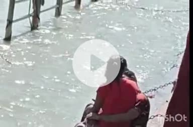 हरिद्वार: सुभाष घाट पर गंगा किनारे अश्लीलता कर रहे दो प्रेमी युगल को व्यापारियों की शिकायत पर पुलिस ने हिरासत में लिया