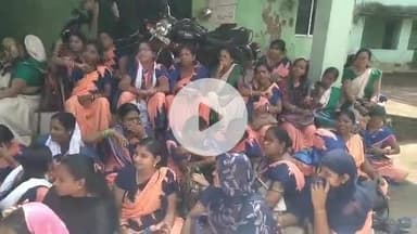 ଜଟଣୀ: ବ୍ଲକ ସମ୍ମୁଖରେ ମିଶନ ଶକ୍ତି ମହିଳାଙ୍କ ଜୋରଦାର ବିକ୍ଷୋଭ