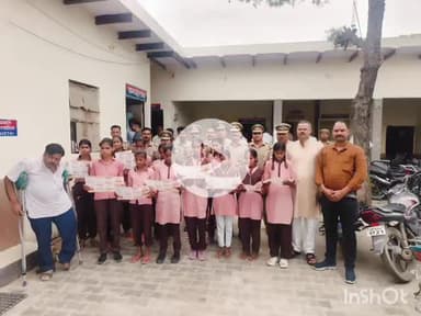 खेरागढ़: छात्राओं ने कागारौल थाने का भ्रमण किया, थानाध्यक्ष ने महिला हेल्पलाइन नंबरों की जानकारी दी