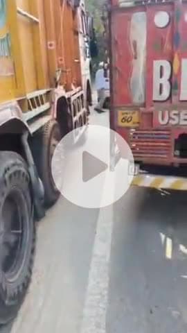 शामली: शामली के मेरठ करनाल हाईवे पर ARTO पर ट्रक ड्राइवर ने खड़ी गाड़ी का चालान करने का आरोप लगाते हुए वायरल की वीडियो