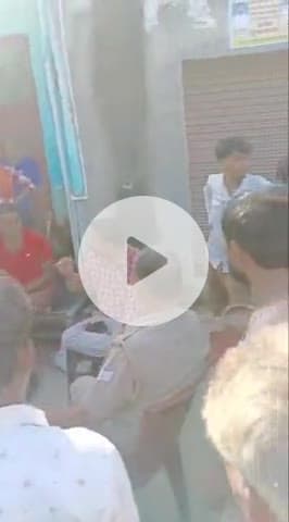 बीसलपुर: बीसलपुर इलाके में सेल्समैन के घर में शराब बेच रही महिलाओं ने आबकारी विभाग की टीम से की भिड़ंत