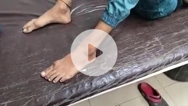 हाथरस: गांव कपूरा में खेत पर बाजरा की फसल काटते समय एक किशोर को सांप ने पैर पर काटा, हालत बिगड़ने पर परिजन अस्पताल लाए