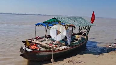 गाज़ीपुर: गाजीपुर के ददरी घाट पर मंगरु मल्लाह ने 50 वर्षों से नाव को बनाया घर, नहीं मिला आवास और सरकारी योजना का लाभ