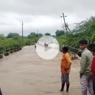 ಕಾಳಗಿ: ಹೆಬ್ಬಾಳ ಗ್ರಾಮದ ಬಳಿ ಮುಳುಗಡೆಯಾದ ಸೇತುವೆ ಮೇಲೆ ಯುವಕರ ಬೈಕ್ ಹುಚ್ಚಾಟ