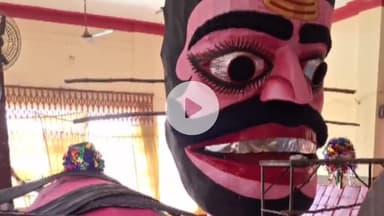 गाज़ीपुर: गाजीपुर लंका मैदान में 60 फुट का रावण का पुतला बन रहा है, 35 वर्षों से छोटेलाल प्रजापति बना रहे हैं