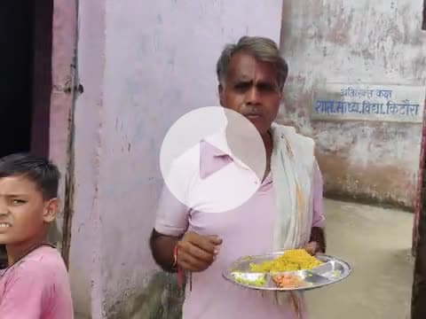 ग्राम किटोरा में रोजाना मिडिल स्कूल के शिक्षक 12 बजे तक आते है और बड़े अधिकारी का कोई ध्यान नहीं है