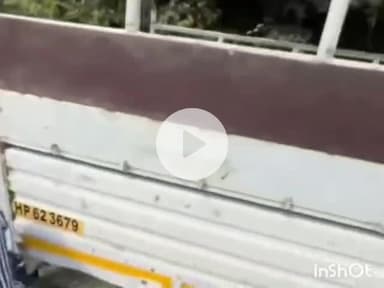 सोलन: सोलन के कीमूघाट से ओगली रोड पर एक कार खाई में गिरने से बाल-बाल बची, स्थानीय लोगों ने कार को सड़क पर वापस लाया