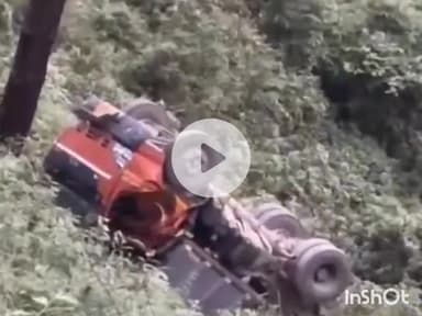 सोलन: सोलन जौनाजी सड़क पर करीब 150 फीट गहरी खाई में गिरा ट्रक, नहीं हुआ कोई जानी नुकसान, पुलिस कर रही जांच